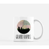 Grand Rapids Michigan city skyline with vintage Grand Rapids map - Mug | 11 oz - City Map Skyline